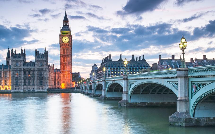 Experience the beauty of London’s most famous landmarks, illuminated against the evening sky. A must-visit destination for travelers and history lovers!