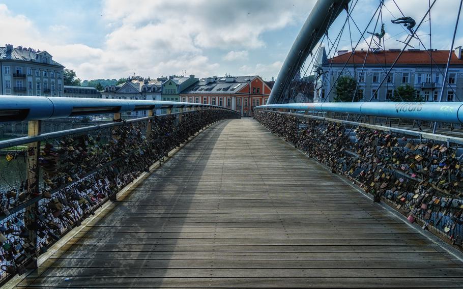 Father Bernatek’s Bridge (Kładka Ojca Bernatka) in Kraków, Poland, is a stunning pedestrian and bicycle bridge spanning the Vistula River (Wisła). Completed in 2010, it connects the historic district of Kazimierz with the vibrant neighborhood of Podgórze. Adorned with countless love locks left by visitors, this architectural gem is a popular spot for locals and tourists, offering picturesque views of the city and its colorful buildings. The bridge’s sleek, modern design perfectly complements the surrounding historical charm, making it a must-visit location in Kraków.