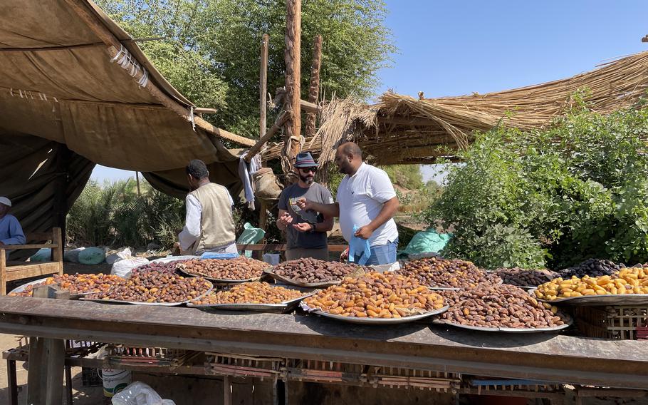 Negotiating for prices at the date vendor in Egypt
