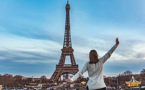 Young girl on vacation in paris with the Eiffel tower in the background