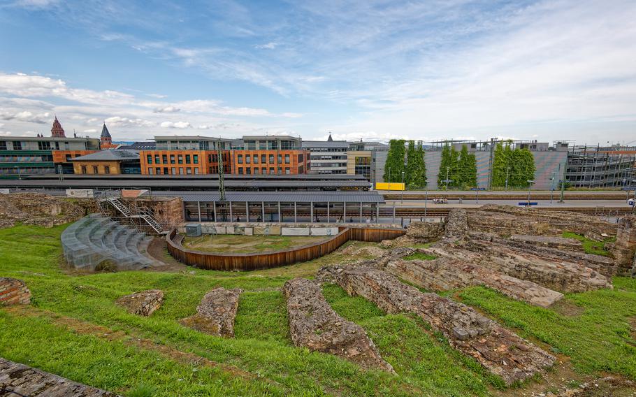 a blend of the historic theatre wit the backdrop of the modern city of Mainz