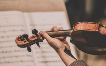 Closeup of the violin and the violinist’s hand.