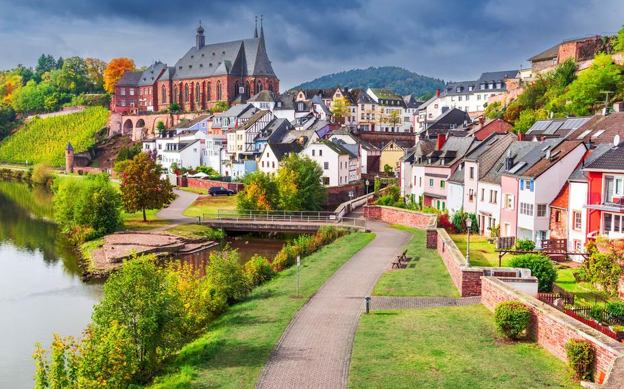 This charming photo captures the picturesque town of Saarburg in Germany, nestled along the Saar River. Featuring colorful houses, a historic church, and lush vineyards on the hillside, this idyllic destination blends natural beauty with cultural heritage. A perfect spot for leisurely strolls and exploring Germany’s enchanting countryside.