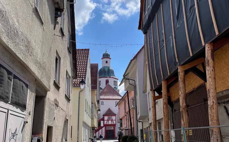 Alley in Winnenden leading to big white and red building