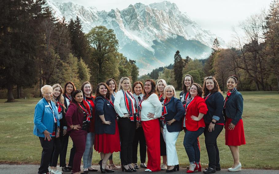 Group photo with the mountains