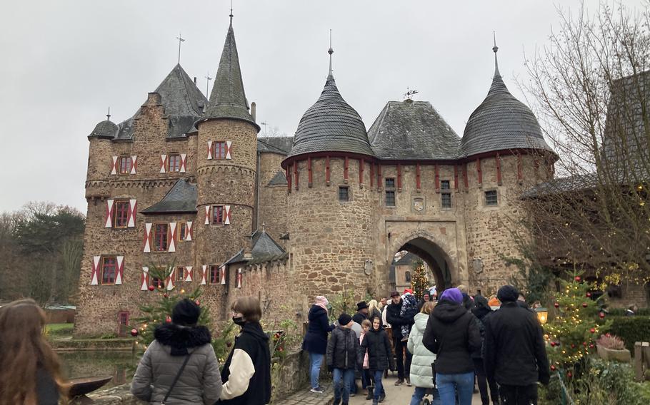 Entrance to the Burg Satzvey Christmas market