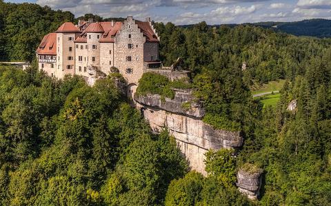 Photo Of colorful picture of burg Rabenstein in the summer with green lush trees