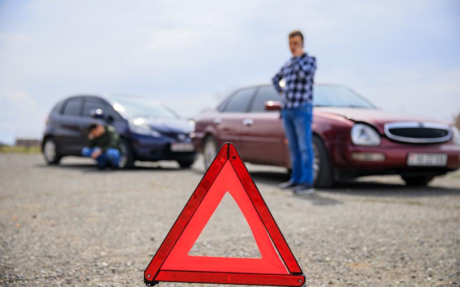 Emergency triangle in front of a fender bender