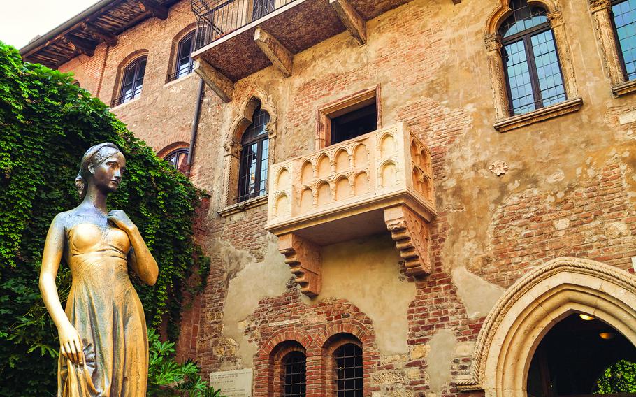  Bronze statue of Juliet and balcony by Juliet house, Verona, Italy.