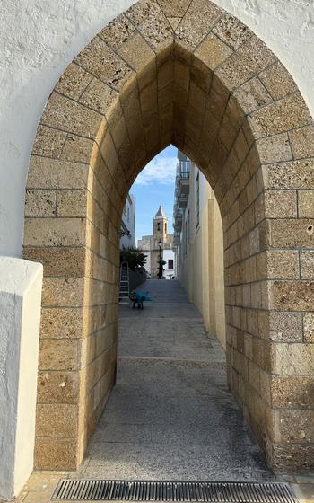 Rota’s city wall gate and Iglesia de Nuestra Señora de la O