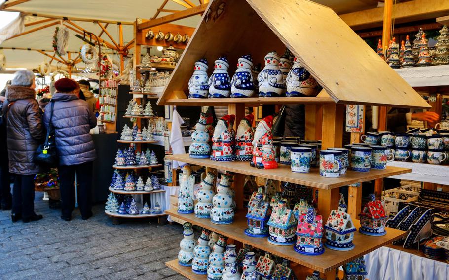 Christmas Markets in Kraków, Poland are a magical experience that blend centuries-old traditions with festive charm. The centerpiece is the Main Market Square (Rynek Główny) Christmas Market, located in the heart of the city’s UNESCO-listed Old Town. This market transforms the square into a winter wonderland with its wooden stalls, twinkling lights, and festive decorations.
Visitors can explore a wide variety of unique gifts, from handcrafted Polish ornaments and wooden toys to amber jewelry and traditional woolen products. Food lovers will delight in Polish specialties like pierogi, oscypek (smoked cheese), and kielbasa, paired with a warming cup of grzaniec (spiced hot wine). Beyond the shopping and food, the market comes alive with Christmas carolers, folk music performances, and the towering Christmas tree that lights up the square. Smaller markets often pop up around Kraków, such as those near Plac Wolnica in Kazimierz, offering a more intimate holiday experience.
Whether you’re searching for unique gifts or simply soaking up the festive atmosphere, Kraków’s Christmas markets are a must-visit during the holiday season.