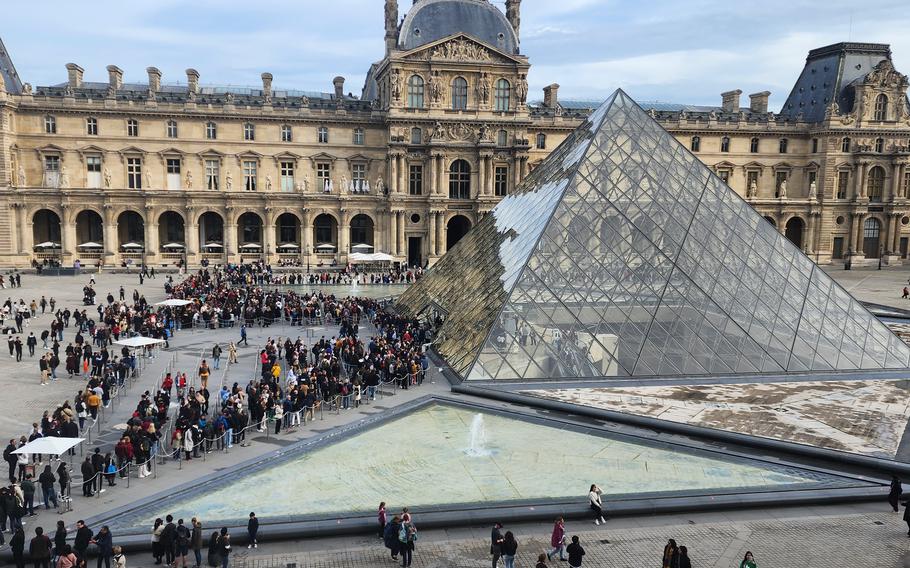 Crowded lines of people waiting outside of the museum.
