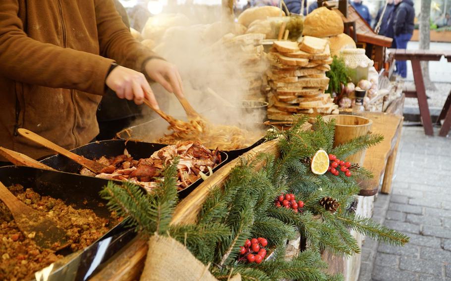 The food stalls at Kraków Christmas Market are a feast for the senses, offering a delightful mix of traditional Polish flavors and holiday indulgences. Located in the bustling Main Market Square, these stalls are filled with mouthwatering aromas that beckon visitors to sample the best of Polish cuisine.
Treat yourself to freshly made pierogi (dumplings) filled with savory or sweet fillings, or savor the smoky flavors of kielbasa grilled over open flames. Don’t miss oscypek, the iconic smoked cheese often served with cranberry sauce, or warm up with a steaming cup of grzaniec (spiced mulled wine). For dessert, indulge in sweet treats like makowiec (poppy seed cake), szarlotka (apple pie), or crispy churros. These stalls not only serve delicious food but also provide an authentic taste of Polish culture, making your visit to the Kraków Christmas Market truly unforgettable.