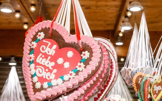 Bunch of traditional Lebkuchenherz gingerbread hearts with “I love you” inscription in German at Christmas market (Christkindlmarkt)