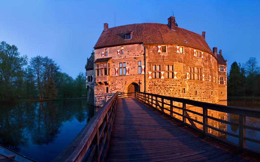 Panoramic shot of the Vischering Castle, Germany | Photo by industryandtravel from 123rf