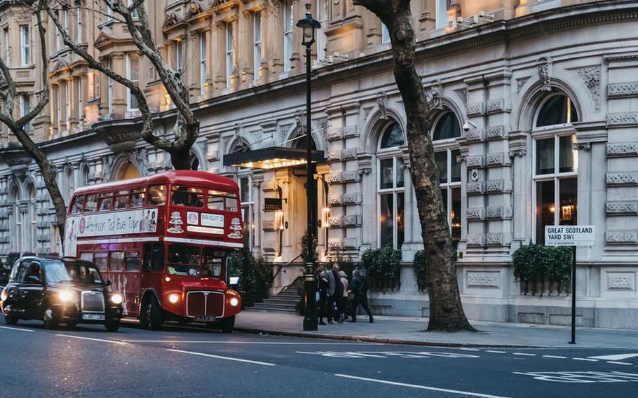 Tea bus in London | Photo by alenakr