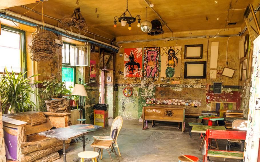 A ruin bar in Budapest. | Photo by TomÃ¡s Guardia Bencomo via 123RF