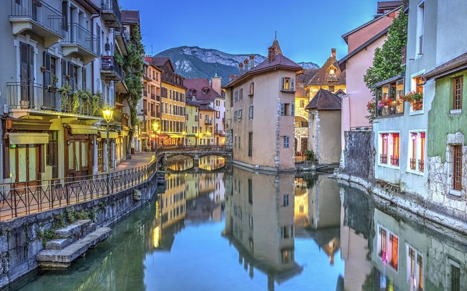 Quai de lIle and canal in Annecy old city, France