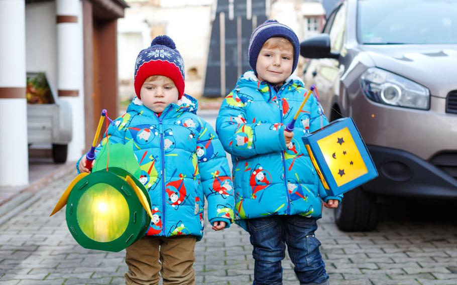 Children with self-made lanterns for St. Martin's Day | Photo by Irina Schmidt